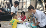 心灵巧手做月饼，欢声笑语迎中秋